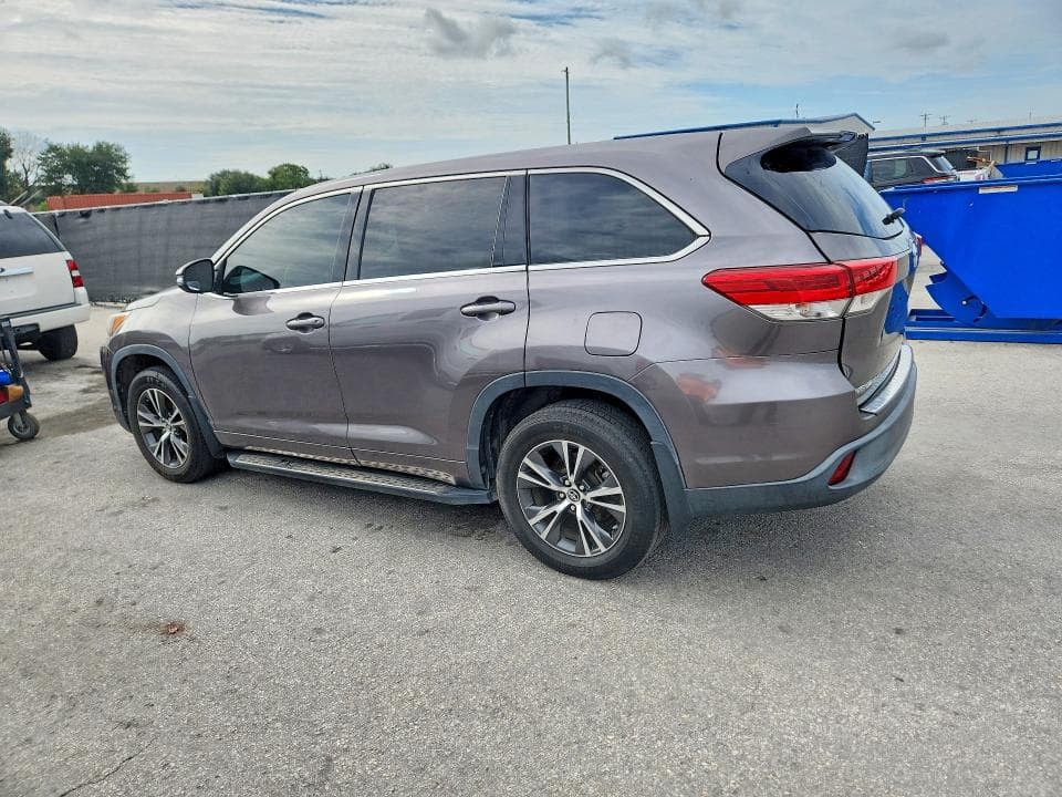 2017 TOYOTA HIGHLANDER LE 2