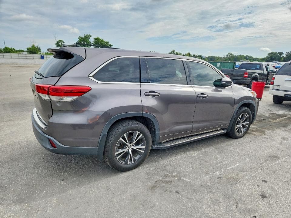 2017 TOYOTA HIGHLANDER LE 3