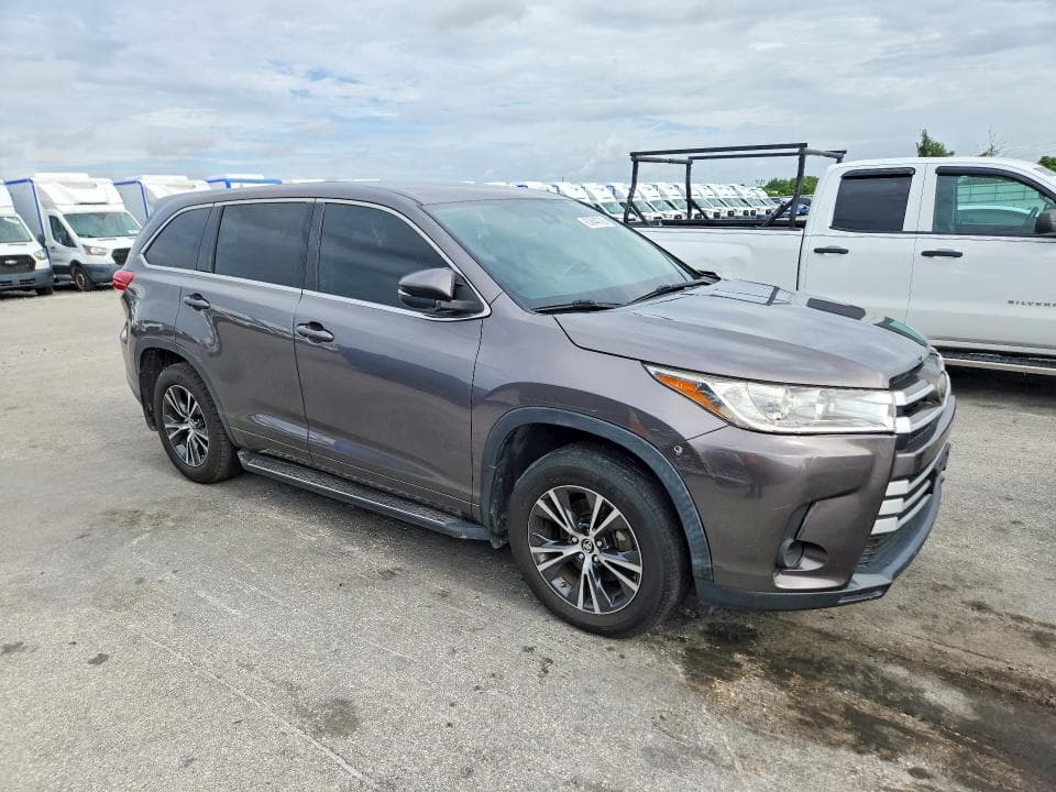 2017 TOYOTA HIGHLANDER LE 4