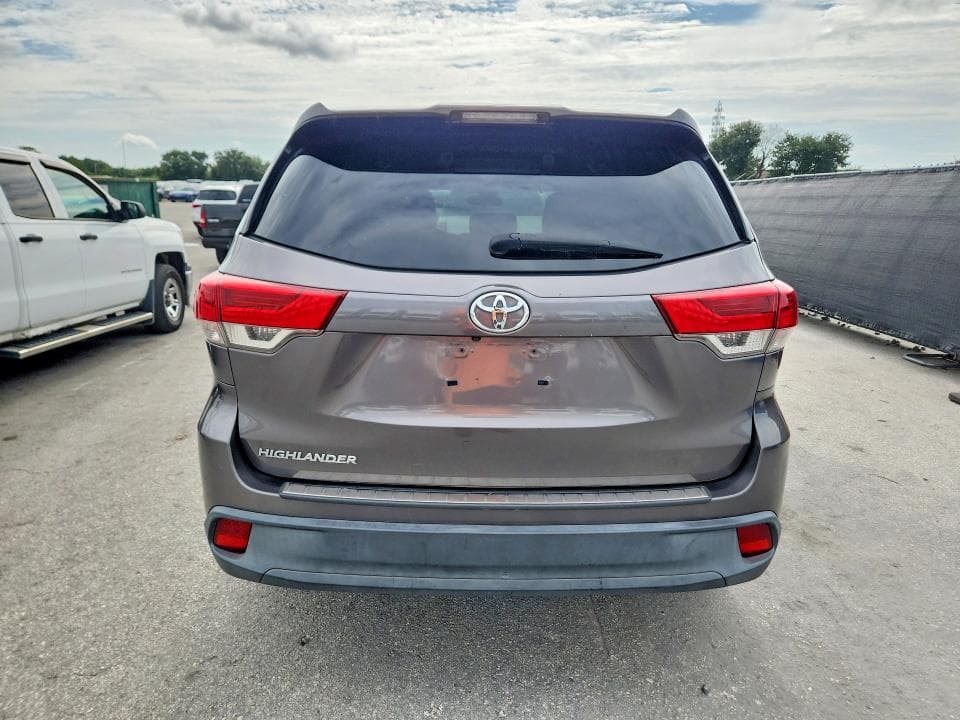 2017 TOYOTA HIGHLANDER LE 6