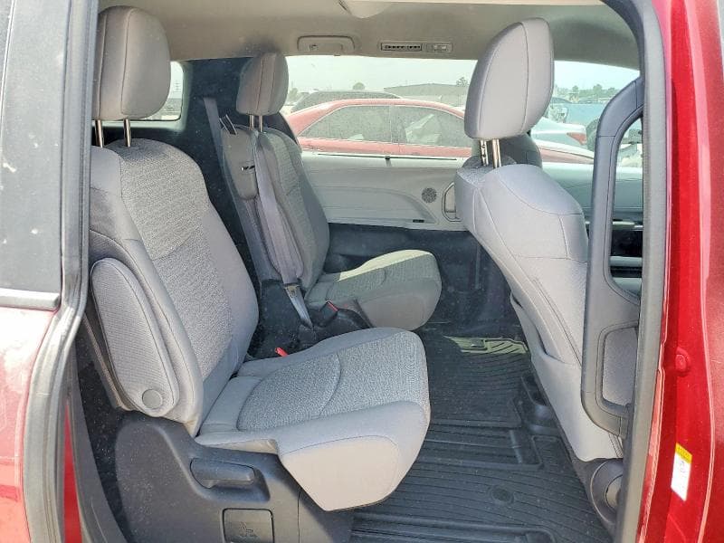 2025 TOYOTA SIENNA LE 11