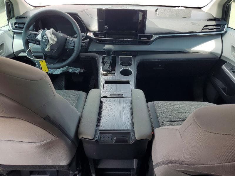 2025 TOYOTA SIENNA LE 8