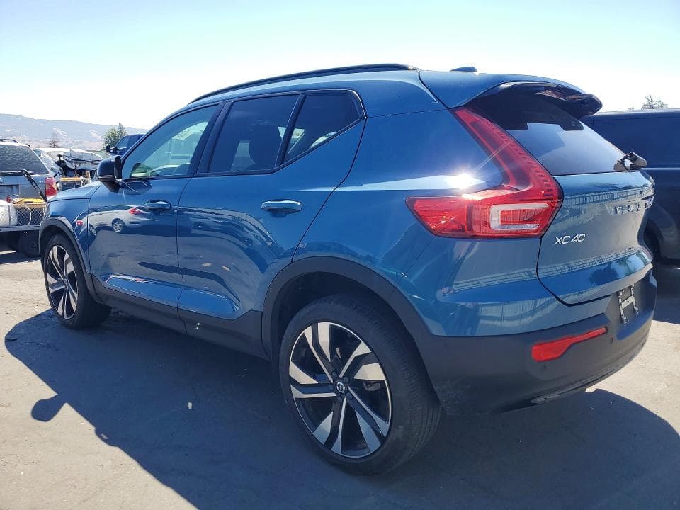 2023 VOLVO XC40 PLUS 2