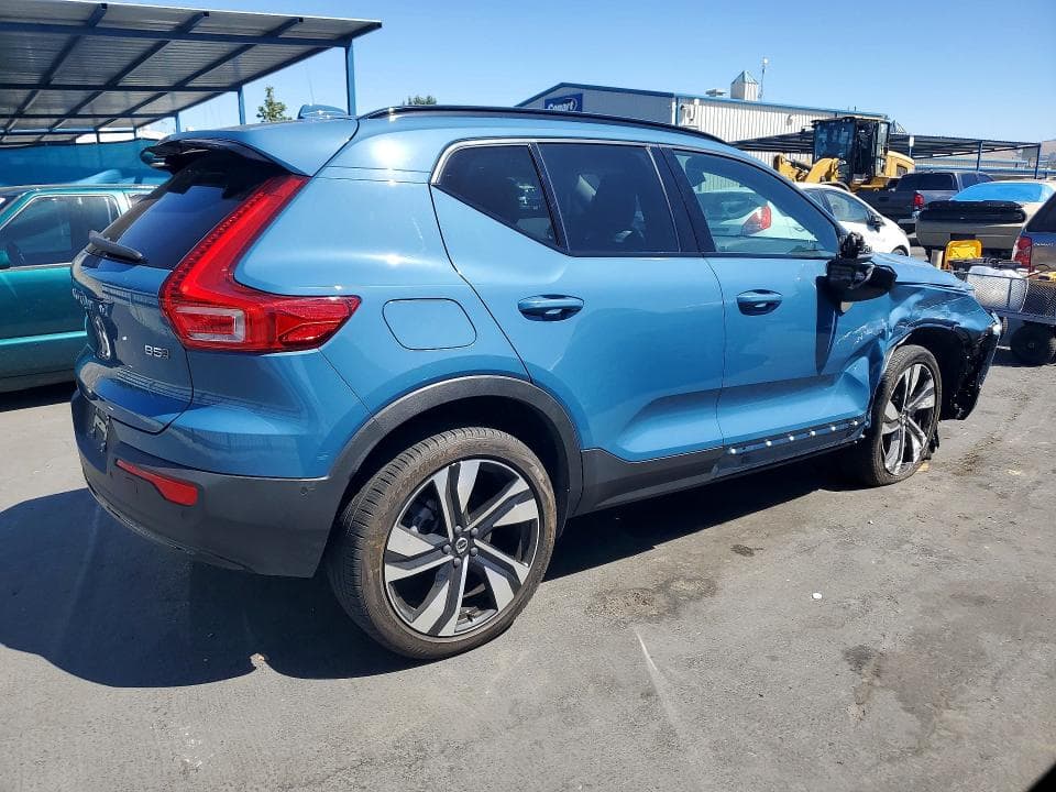 2023 VOLVO XC40 PLUS 3