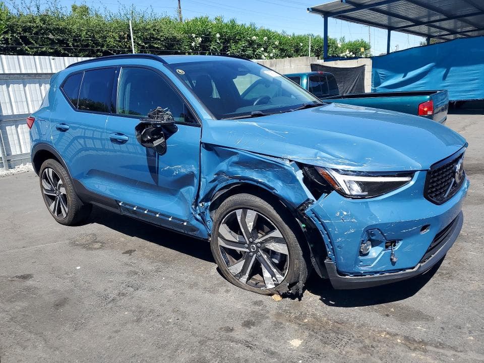 2023 VOLVO XC40 PLUS 4