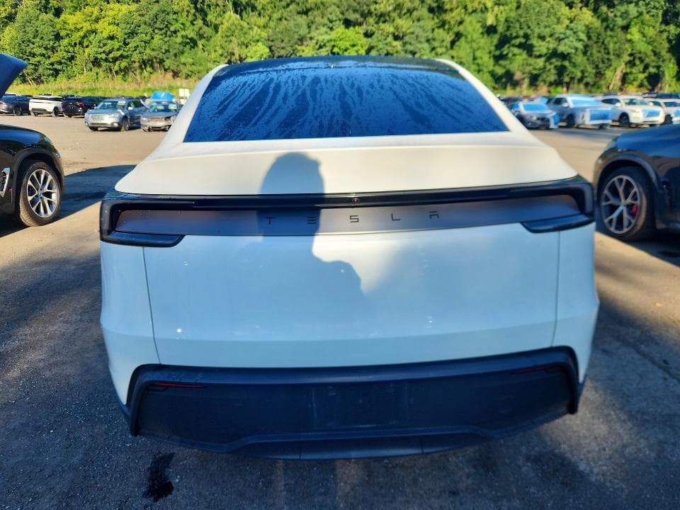 2026 TESLA MODEL Y 6