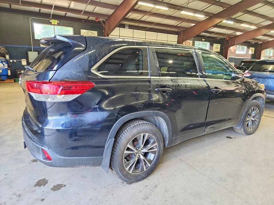 2018 TOYOTA HIGHLANDER LE 3
