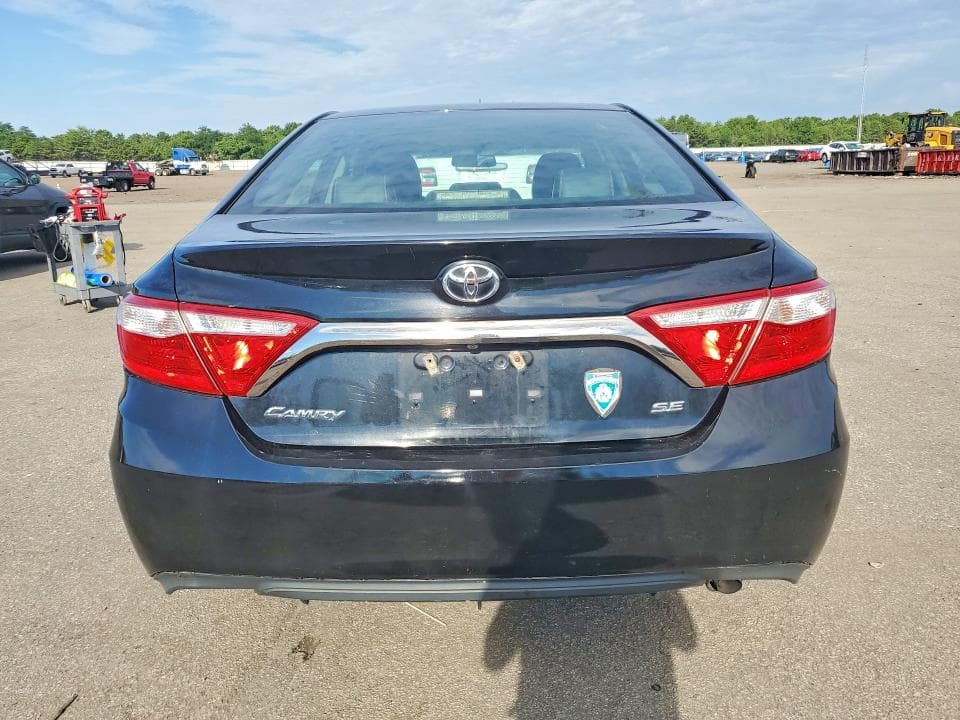 2017 TOYOTA CAMRY SE 6