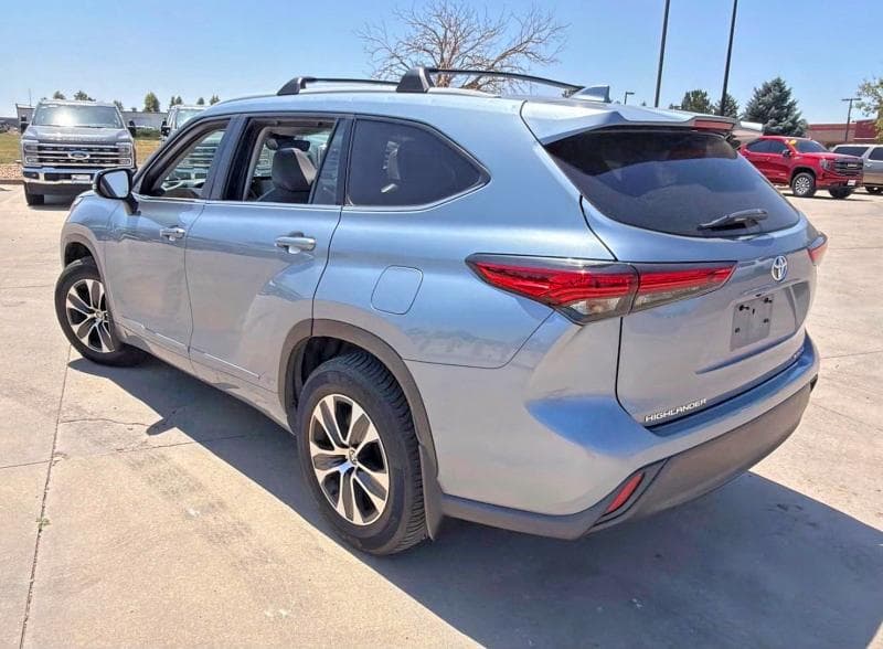 2022 TOYOTA HIGHLANDER XLE 3