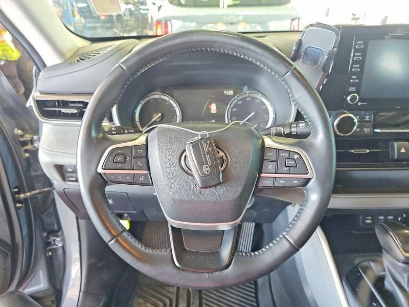 2022 TOYOTA HIGHLANDER XLE 9