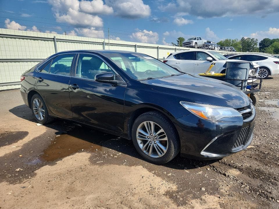 2017 TOYOTA CAMRY SE 4