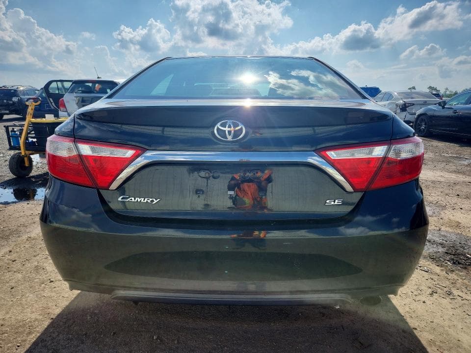 2017 TOYOTA CAMRY SE 6