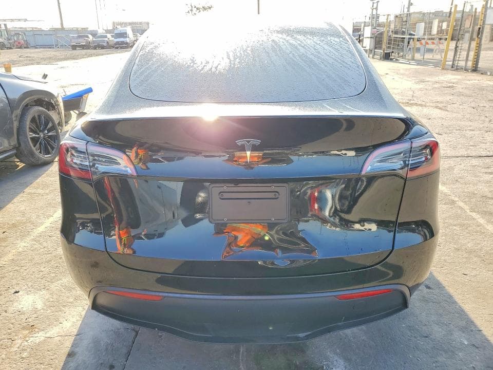 2024 TESLA MODEL Y 6