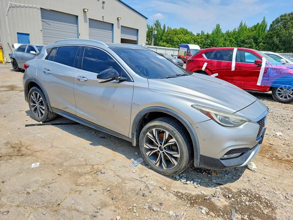 2017 INFINITI QX30 BASE 4