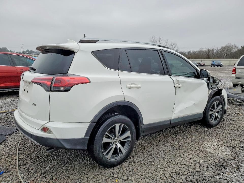 2018 TOYOTA RAV4 XLE 3