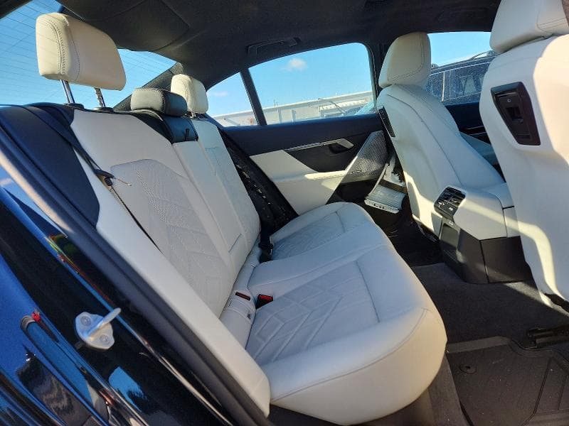 2025 BMW 530 XI 10