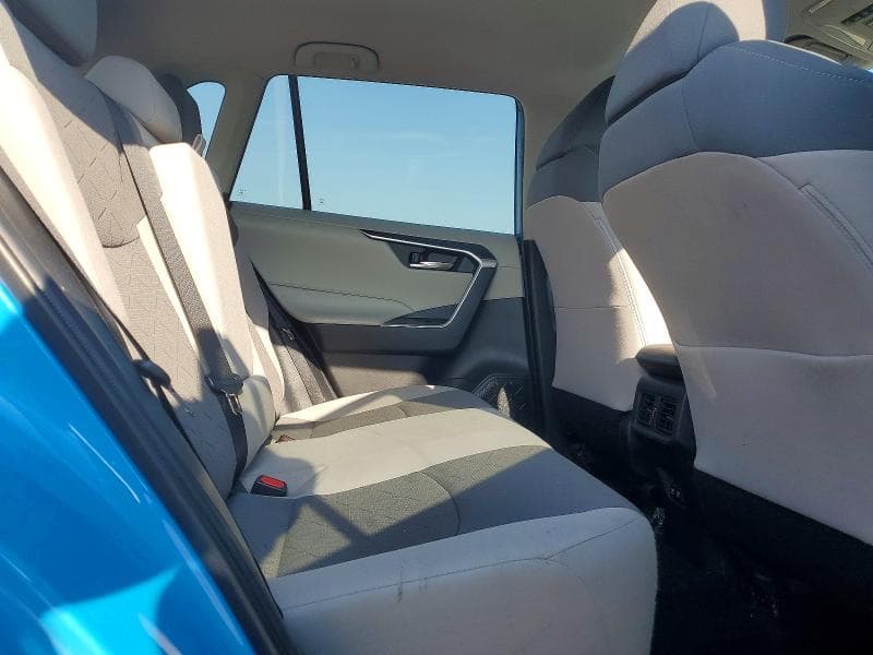 2020 TOYOTA RAV4 XLE 11