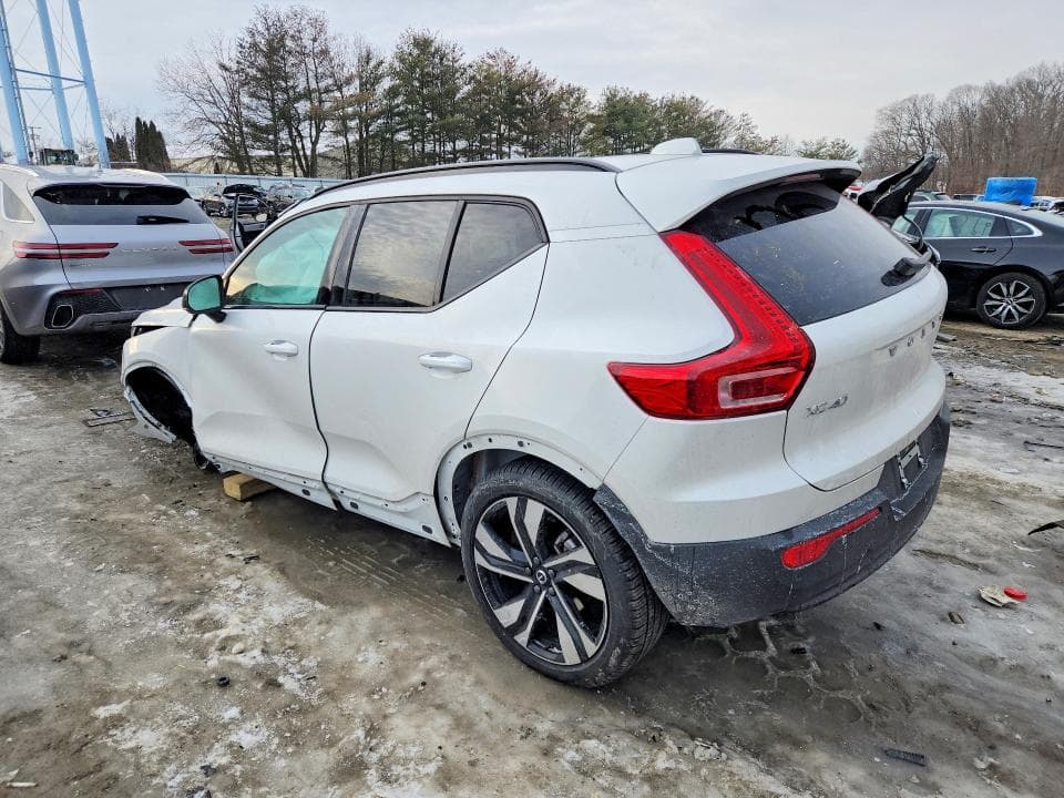 2025 VOLVO XC40 ULTRA 2