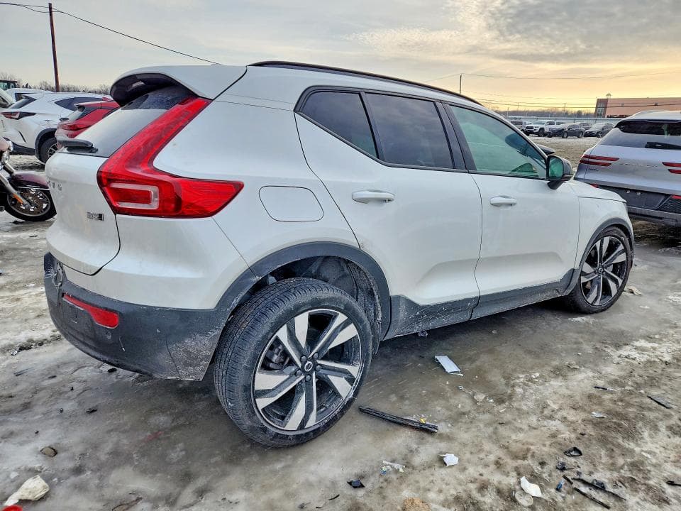 2025 VOLVO XC40 ULTRA 3