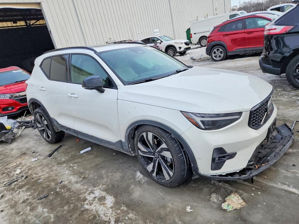 2025 VOLVO XC40 ULTRA 4