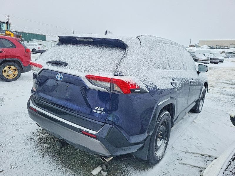 2021 TOYOTA RAV4 XLE 3