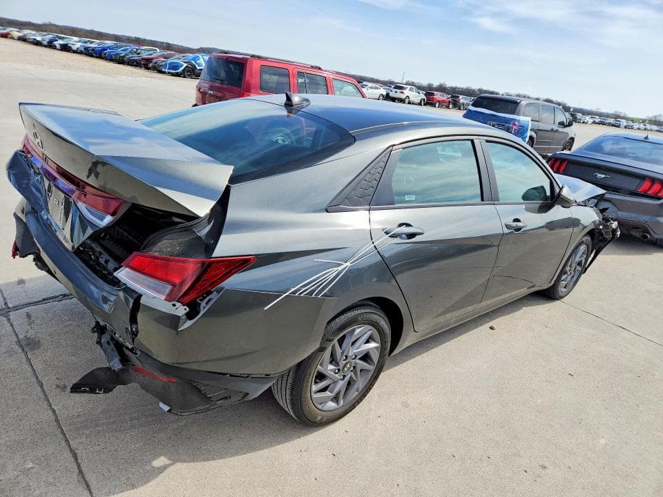 2024 HYUNDAI ELANTRA 3