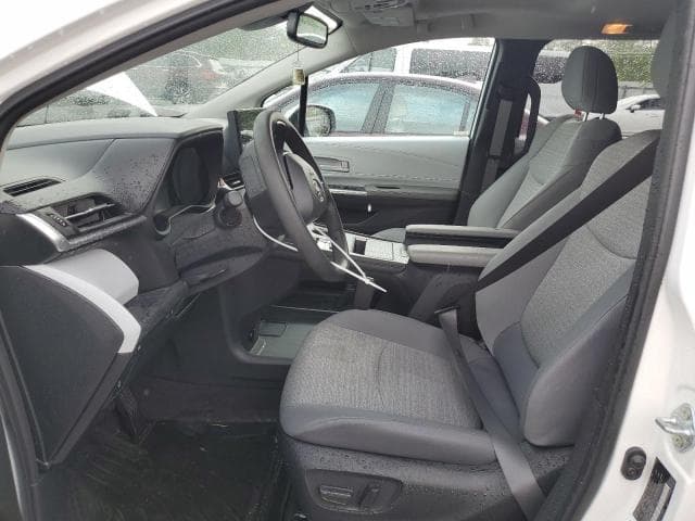 2025 TOYOTA SIENNA LE LE 8