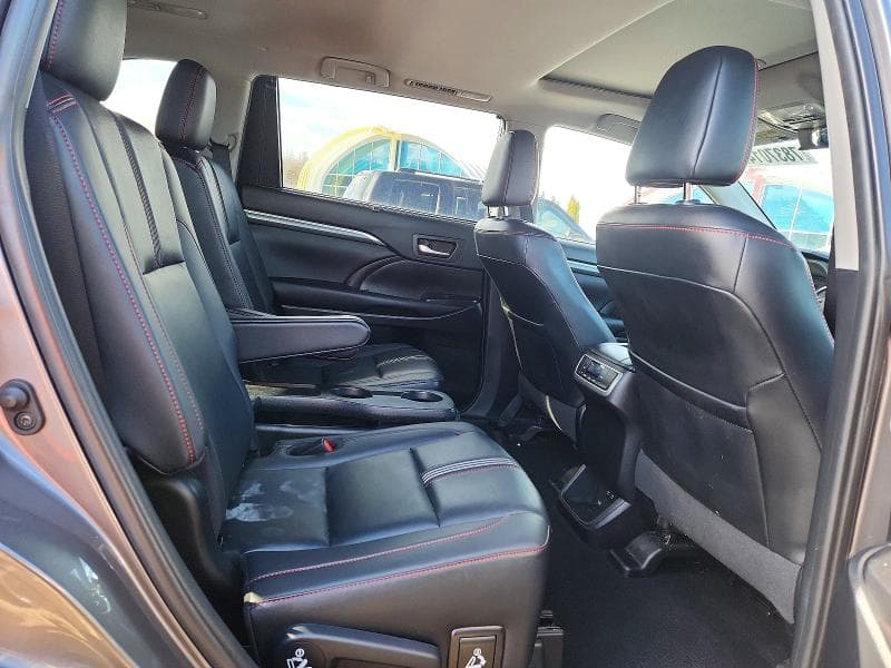 2019 TOYOTA HIGHLANDER SE 11