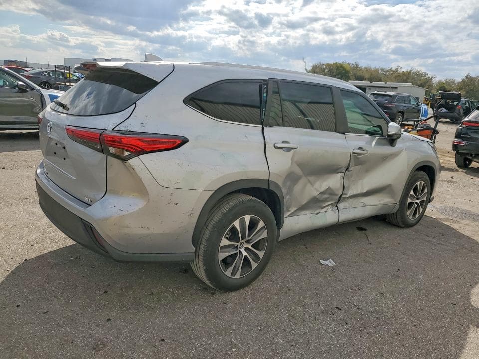 2023 TOYOTA HIGHLANDER XLE 3