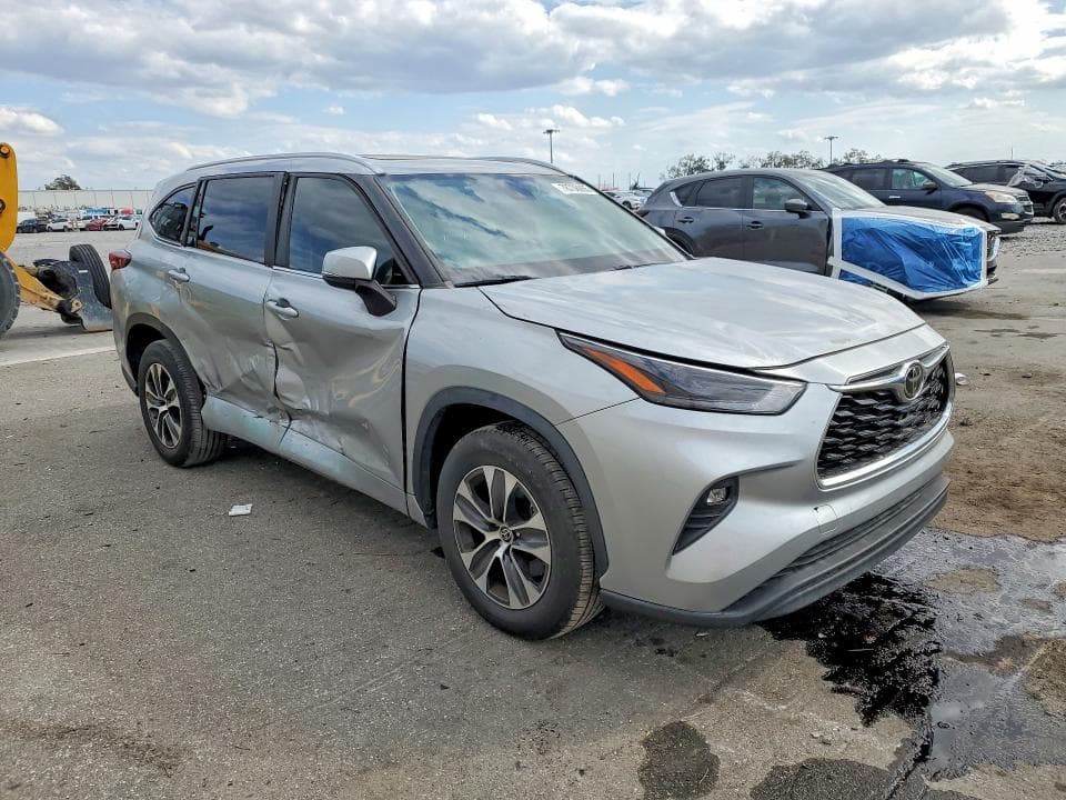 2023 TOYOTA HIGHLANDER XLE 4