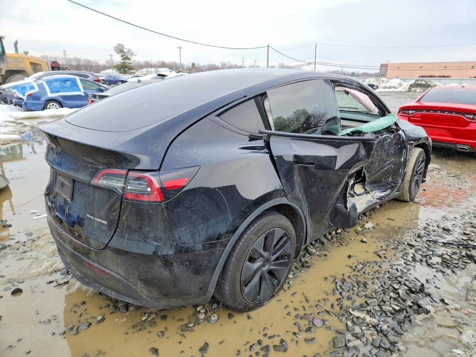 2025 TESLA MODEL Y 4