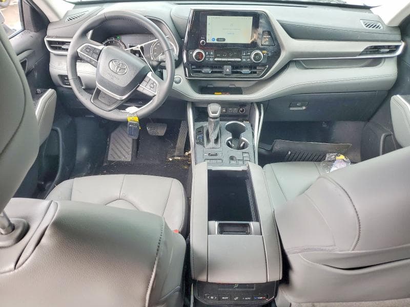 2025 TOYOTA HIGHLANDER XLE 8