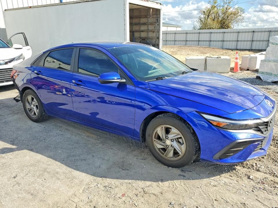 2024 HYUNDAI ELANTRA SE 4