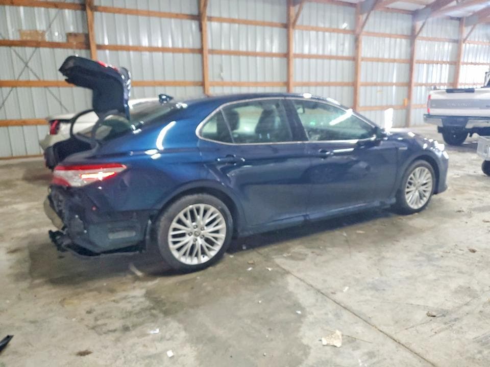 2020 TOYOTA CAMRY HYBRID XLE 3