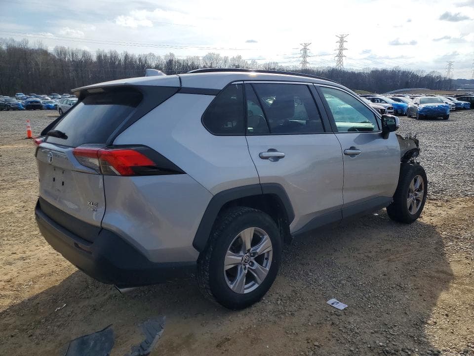 2022 TOYOTA RAV4 XLE 3
