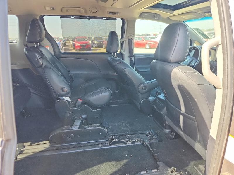 2017 TOYOTA SIENNA SE SE 11