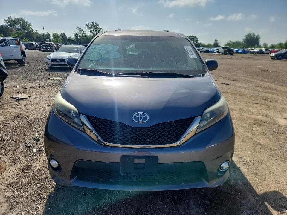2017 TOYOTA SIENNA SE SE 5