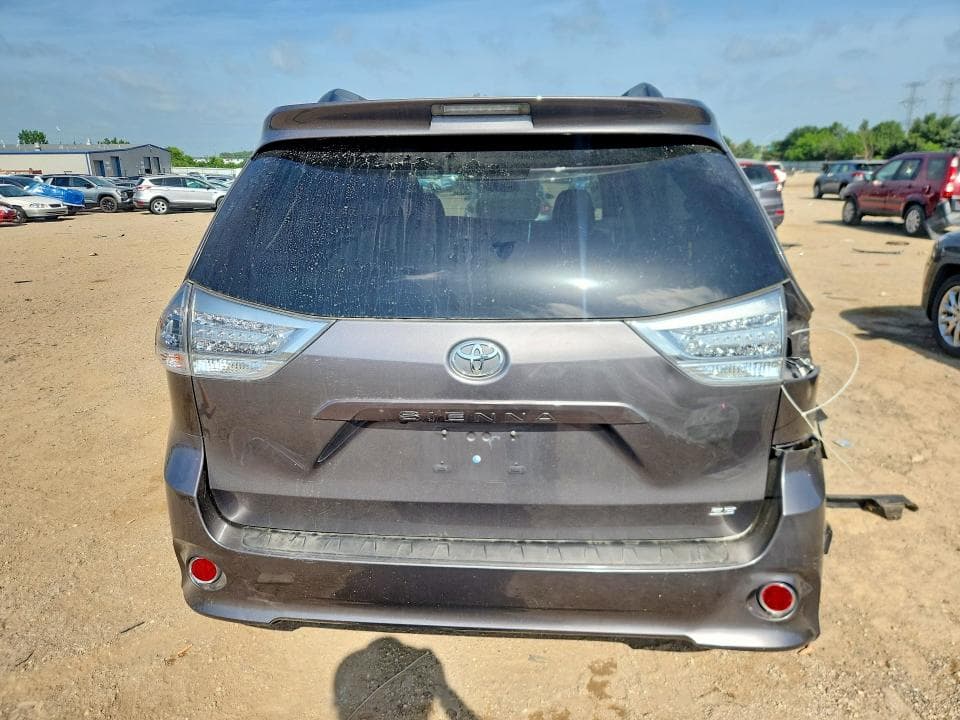 2017 TOYOTA SIENNA SE SE 6