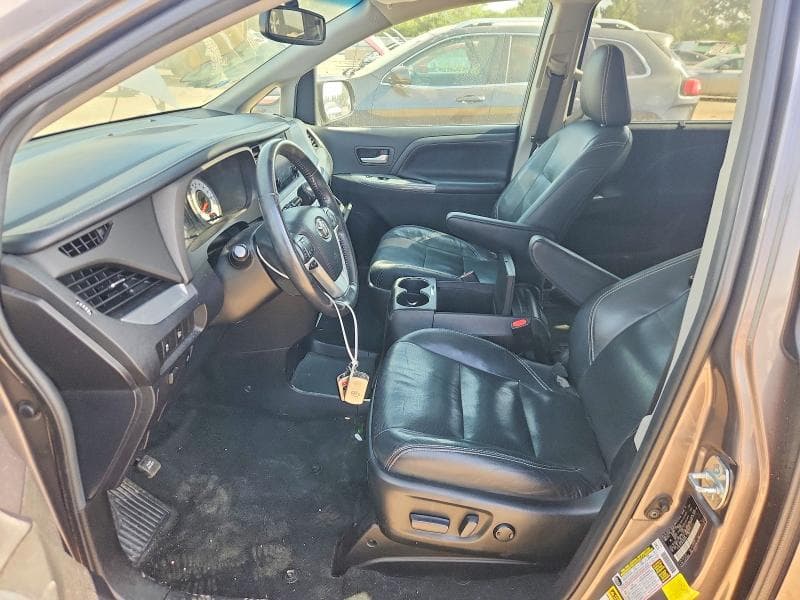 2017 TOYOTA SIENNA SE SE 7