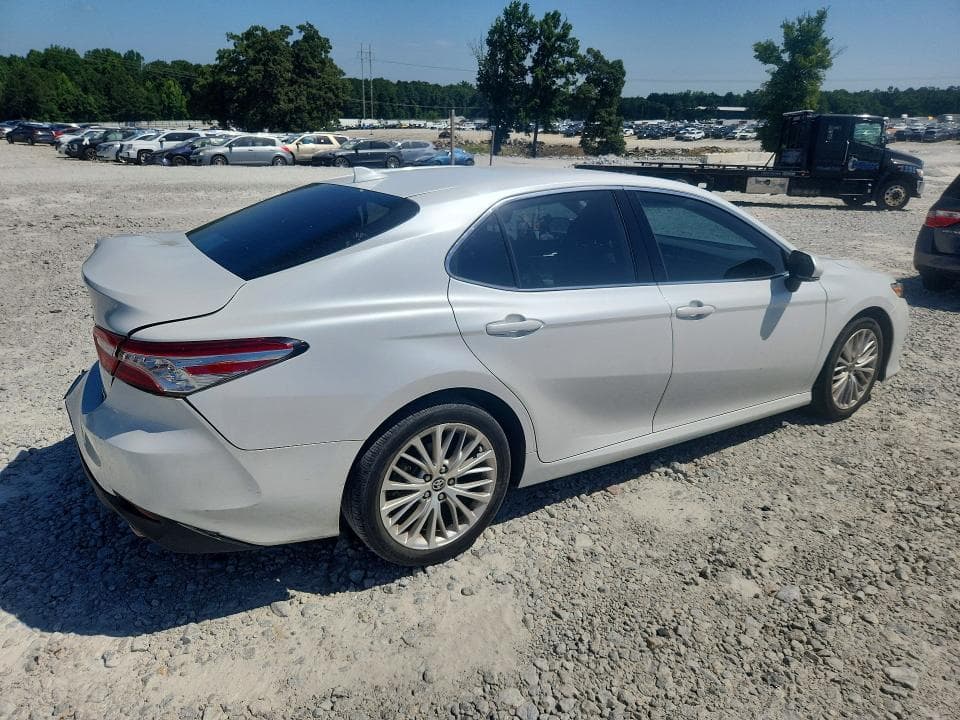 2020 TOYOTA CAMRY XLE 3