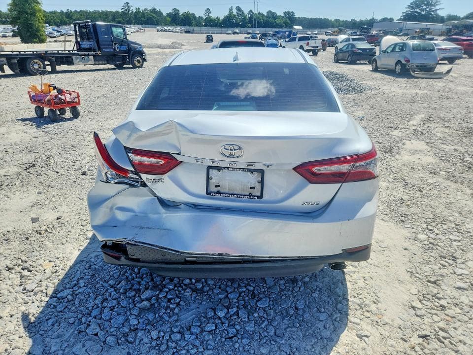 2020 TOYOTA CAMRY XLE 6