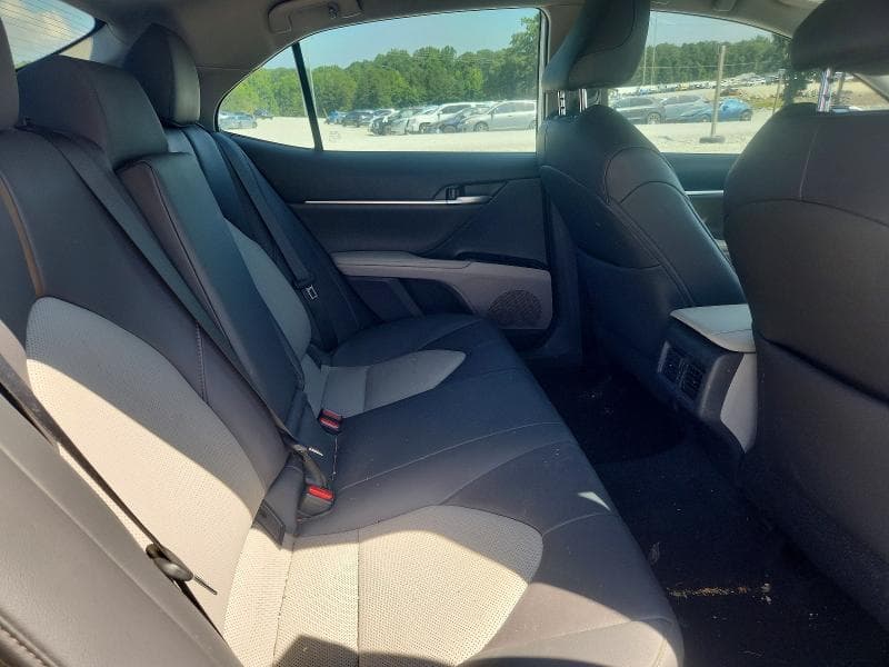2020 TOYOTA CAMRY XLE 10