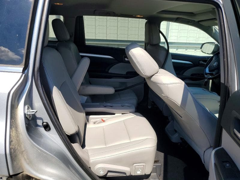 2018 TOYOTA HIGHLANDER XLE 11