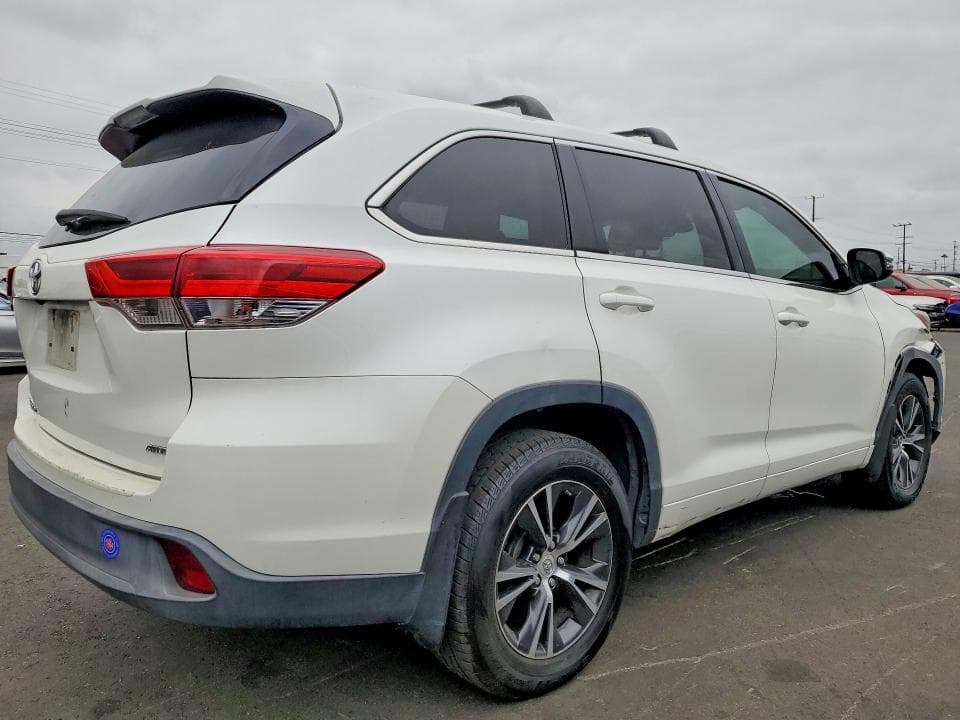 2018 TOYOTA HIGHLANDER LE LE 3