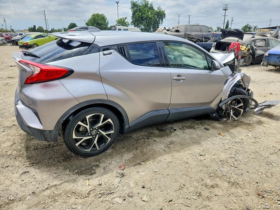 2019 TOYOTA C-HR XLE 3