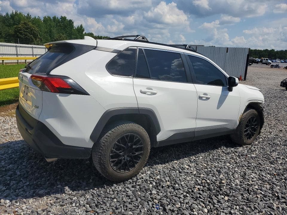 2021 TOYOTA RAV4 XLE 3