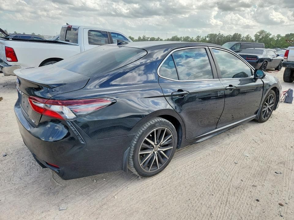 2021 TOYOTA CAMRY SE 3
