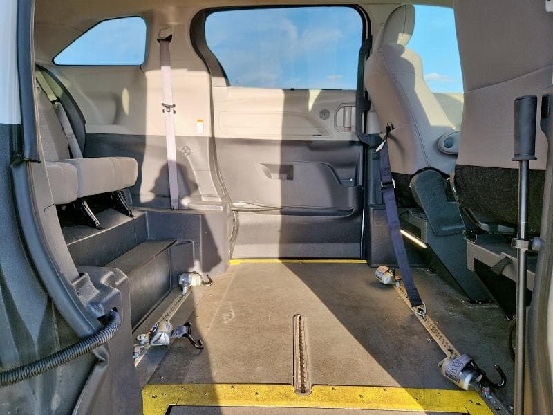 2024 TOYOTA SIENNA LE LE 11