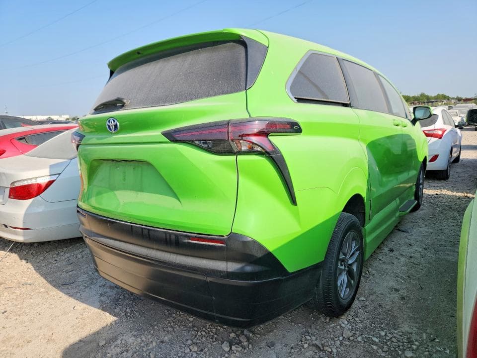 2024 TOYOTA SIENNA LE LE 3
