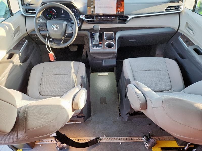 2024 TOYOTA SIENNA LE LE 8